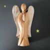 O Anjo Hati-Hati da Paz é uma peça de artesanato balinês carregada de significado e tranquilidade.  É tipicamente esculpido à mão em Madeira de Suar (ou Suar Wood). Cada peça é esculpida à mão por artesãos em aldeias rurais nas montanhas da Indonésia (incluindo Bali), sendo depois seca ao sol, polida e recebendo um acabamento calmo e acetinado. Esta natureza artesanal garante que cada anjo é único. O anjo da paz é frequentemente representado em uma postura de oração ou meditação, com as mãos juntas, repousando num espaço tranquilo.  A expressão indonésia "Hati-Hati" significa literalmente "cuidar" ou "ter cuidado" (muitas vezes usada como um desejo terno de "vai com cuidado").  A sua presença serve como um lembrete suave para respirar, acalmar-se e estar atento (o verdadeiro sentido de "Hati-Hati"). É um símbolo universal de orientação calma e atenção plena. Em lojas esotéricas, é vendido como um anjo da guarda ou um amuleto que atrai boas energias, serenidade e proteção para o lar ou local onde é colocado. E para criar um canto de meditação, um toque zen na sala de estar, ou um ponto de tranquilidade em estantes e mesas de cabeceira. É um presente simbólico de grande intenção, frequentemente oferecido a alguém que valoriza momentos de quietude, que está a passar por uma mudança, ou simplesmente para transmitir um desejo profundo de paz e cuidado ("Hati-Hati") na sua vida.