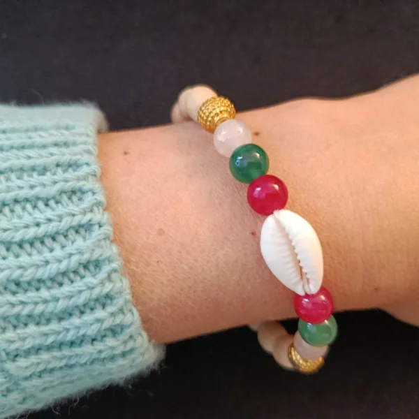 Pulseira de Contas Coloridas e Búzio - Sabedoria e Proteção de Bali: Traga a beleza serena e a sabedoria ancestral da Ilha dos Deuses, Bali (Indonésia), diretamente para o seu pulso. Esta pulseira esotérica artesanal é um poderoso amuleto de proteção e vitalidade, cuidadosamente feita à mão por mestres artesãos balineses.  Energias e Significado Espiritual: As vibrantes contas coloridas não são apenas decorativas; elas representam a energia dos diferentes Chakras, promovendo o equilíbrio energético e infundindo o seu dia com alegria, positivismo e vitalidade. O ponto focal é o búzio natural, um símbolo místico profundamente ligado à espiritualidade e ao mar: Poder Feminino: Representa a Deusa, a beleza natural e a fertilidade, fortalecendo a energia feminina (Yin). Conhecimento Antigo: Simboliza a sabedoria e o conhecimento ancestral, guiando a jornada interior. Proteção Marítima: Atua como um talismã de proteção, promovendo a fluidez e a consciência plena. Uma Joia Espiritual Essencial: Com um design intemporal e ajuste perfeito, esta pulseira unissexo é ideal para qualquer pessoa que procure um acessório esotérico que vá além da estética. É um lembrete constante da sua força interior e da busca por uma vida mais consciente e espiritualmente conectada.Detalhes do Produto: Origem: Bali, Indonésia (Artesanato Autêntico) Significado: Equilíbrio de Chakras, Proteção Espiritual, Sabedoria e Vitalidade. Uso: Joia Espiritual Unissexo (Homens e Mulheres) Vantagem: Leve e ajustável, garantindo o máximo conforto e adaptabilidade. Leve consigo a magia de Bali e a poderosa energia da sabedoria e da beleza natural.