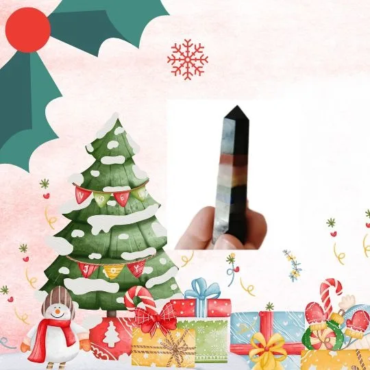 Potencialize a Sua Energia com o Cristal Vogel dos 7 Chakras Descubra uma ferramenta de cura energética de alta precisão que eleva a sua prática a um novo nível: o cristal Vogel multifacetado. Esta peça excecional, cuidadosamente lapidada na Índia, é projetada especificamente para o alinhamento e a harmonização dos 7 chakras principais do corpo. A Maestria da Lapidação Vogel Desenvolvido com base nos estudos de Marcel Vogel, um cientista, este tipo de lapidação segue princípios precisos para maximizar e direcionar a energia subtil do cristal.As suas caraterísticas são cruciais para a terapia com cristais: Duas Pontas lapidadas: Permite que a energia flua em ambas as direções — atraindo energia estagnada de uma ponta e emitindo energia harmonizada pela outra. É ideal para limpezas energéticas profundas e para a troca de energia entre o corpo e o universo. Seis Faces: A geometria sagrada da lapidação (seis faces) atua como um prisma que refrata e concentra a força vital do cristal de forma extremamente pura e potente, facilitando a cura e a meditação. O Poder dos 7 Chakras num Único Cristal Este cristal de quartzo Vogel é infundido com as cores ou a essência dos sete centros de energia do corpo (Raiz, Sacral, Plexo Solar, Cardíaco, Laríngeo, Terceiro Olho e Coroa). Esta combinação sinérgica faz dele uma ferramenta versátil e poderosa para: Alinhamento dos Chakras: Utilize-o em sessões de cristaloterapia ou litoterapia para equilibrar os vórtices energéticos, restaurando o fluxo de prana/ki/chi (energia vital) do corpo. Meditação Profunda: A lapidação e a programação energética do cristal auxiliam na concentração, facilitando a conexão com  a intuição. Amplificação de Intenções: A ponta focada permite-lhe direcionar as suas intenções e visualizações com maior precisão para o campo energético ou para o ambiente. Cada peça é um testemunho da sabedoria dos mestres lapidadores indianos, que transformam a matéria-prima em instrumentos sagrados de cura. Descubra o potencial deste cristal esotérico online na nossa loja e invista numa ferramenta que apoia o seu bem-estar integral e a sua jornada espiritual. Permita que a luz e a energia vital fluam livremente através de si.