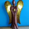 Anjo Hati-Hati da Alegria em Madeira - Artesanato Esotérico de Bali, Indonésia Descubra a serenidade e a proteção do Anjo Hati-Hati da Alegria, uma peça de artesanato esotérico verdadeiramente única. Esculpido à mão com mestria na Ilha dos Deuses, Bali, Indonésia, este anjo é mais do que uma decoração espiritual – é um talismã de vibrações elevadas. ✨ Principais Características e Benefícios Espirituais: Autêntico Artesanato Balinês: Cada escultura de anjo em madeira é feita manualmente por talentosos artesãos de Bali, garantindo uma peça exclusiva e carregada de energia. Significado Hati-Hati: O termo balinês "Hati-Hati" significa "cuidado" ou "atenção", representando a proteção angelical e a vigilância constante contra energias negativas. Este anjo é um poderoso guardião para o seu lar ou espaço sagrado. Energia da Alegria: Infundido com a essência pacífica e alegre da cultura balinesa, ele irradia uma aura de felicidade e bem-estar. Material e Design: Esculpido em madeira exótica de alta qualidade, com detalhes finos que capturam a expressão serena da figura angelical. Perfeito para altares, mesas de meditação ou como um ponto focal de tranquilidade. Traga a paz e a proteção da Ilha dos Deuses para o seu espaço. Adquira agora o seu Anjo Hati-Hati da Alegria e sinta a diferença que a arte balinesa pode fazer na sua jornada espiritual!