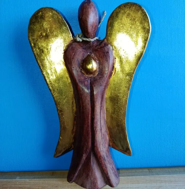 Anjo Hati-Hati da Alegria em Madeira - Artesanato Esotérico de Bali, Indonésia Descubra a serenidade e a proteção do Anjo Hati-Hati da Alegria, uma peça de artesanato esotérico verdadeiramente única. Esculpido à mão com mestria na Ilha dos Deuses, Bali, Indonésia, este anjo é mais do que uma decoração espiritual – é um talismã de vibrações elevadas. ✨ Principais Características e Benefícios Espirituais: Autêntico Artesanato Balinês: Cada escultura de anjo em madeira é feita manualmente por talentosos artesãos de Bali, garantindo uma peça exclusiva e carregada de energia. Significado Hati-Hati: O termo balinês "Hati-Hati" significa "cuidado" ou "atenção", representando a proteção angelical e a vigilância constante contra energias negativas. Este anjo é um poderoso guardião para o seu lar ou espaço sagrado. Energia da Alegria: Infundido com a essência pacífica e alegre da cultura balinesa, ele irradia uma aura de felicidade e bem-estar. Material e Design: Esculpido em madeira exótica de alta qualidade, com detalhes finos que capturam a expressão serena da figura angelical. Perfeito para altares, mesas de meditação ou como um ponto focal de tranquilidade. Traga a paz e a proteção da Ilha dos Deuses para o seu espaço. Adquira agora o seu Anjo Hati-Hati da Alegria e sinta a diferença que a arte balinesa pode fazer na sua jornada espiritual!