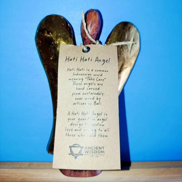  😇 Anjo Hati-Hati da Alegria em Madeira - Artesanato Esotérico de Bali, Indonésia Descubra a serenidade e a proteção do Anjo Hati-Hati da Alegria, uma peça de artesanato esotérico verdadeiramente única. Esculpido à mão com mestria na Ilha dos Deuses, Bali, Indonésia, este anjo é mais do que uma decoração espiritual – é um talismã de vibrações elevadas. ✨ Principais Características e Benefícios Espirituais: Autêntico Artesanato Balinês: Cada escultura de anjo em madeira é feita manualmente por talentosos artesãos de Bali, garantindo uma peça exclusiva e carregada de energia. Significado Hati-Hati: O termo balinês "Hati-Hati" significa "cuidado" ou "atenção", representando a proteção angelical e a vigilância constante contra energias negativas. Este anjo é um poderoso guardião para o seu lar ou espaço sagrado. Energia da Alegria: Infundido com a essência pacífica e alegre da cultura balinesa, ele irradia uma aura de felicidade e bem-estar. Material e Design: Esculpido em madeira exótica de alta qualidade, com detalhes finos que capturam a expressão serena da figura angelical. Perfeito para altares, mesas de meditação ou como um ponto focal de tranquilidade. Traga a paz e a proteção da Ilha dos Deuses para o seu espaço. Adquira agora o seu Anjo Hati-Hati da Alegria e sinta a diferença que a arte balinesa pode fazer na sua jornada espiritual!
