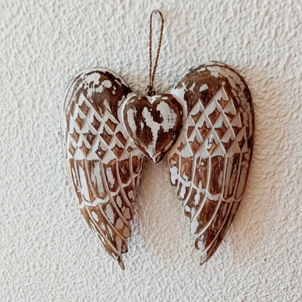 ​Asa de Anjo em Madeira de Bali - Símbolo de Proteção e Conexão Espiritual​: Traga a serenidade e a conexão angelical da Ilha dos Deuses, Bali (Indonésia), para o seu lar ou altar. Esta magnífica Asa de Anjo em Madeira é uma peça de artesanato esotérico que irradia paz e vigilância espiritual.​ ✨ O Poder da Asa de Anjo​: Mais do que uma simples decoração espiritual, a asa de anjo é um poderoso símbolo universal na espiritualidade:​ Proteção Angelical: Representa a presença e o abraço do seu Anjo da Guarda, oferecendo proteção contra energias negativas e guiando o seu caminho.​ Ascensão Espiritual: Simboliza a liberdade da alma, a capacidade de elevar-se acima das preocupações terrenas e a busca pela iluminação.​ Paz e Conforto: A sua forma graciosa traz uma sensação imediata de paz interior e conforto, lembrando-o da assistência divina constante.​ Artesanato Autêntico e Significativo​: Cada peça é esculpida manualmente (Feita à Mão em Bali) por artesãos balineses, herdeiros de uma tradição que infunde a arte com profundo respeito pela natureza e pelo divino. A madeira exótica de alta qualidade confere à peça um toque natural e terroso, perfeito para ambientes de meditação e cura energética.​ Detalhes para o seu Espaço Sagrado:​ Origem: Bali, Indonésia (Artesanato Autêntico)​. Material: Madeira esculpida​. Significado: Proteção Espiritual, Ascensão e Presença Angelical.​ Uso Ideal: ​ALTAR PESSOAL OU DE UM ESPAÇO, Parede de Decoração Esotérica, Espaços de Meditação e Yoga.​ Adquira esta escultura sagrada e sinta a energia de Bali e a presença protetora dos Anjos da Guarda a envolver o seu ​​local/casa.