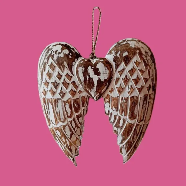 ​Asa de Anjo em Madeira de Bali - Símbolo de Proteção e Conexão Espiritual​: Traga a serenidade e a conexão angelical da Ilha dos Deuses, Bali (Indonésia), para o seu lar ou altar. Esta magnífica Asa de Anjo em Madeira é uma peça de artesanato esotérico que irradia paz e vigilância espiritual.​ ✨ O Poder da Asa de Anjo​: Mais do que uma simples decoração espiritual, a asa de anjo é um poderoso símbolo universal na espiritualidade:​ Proteção Angelical: Representa a presença e o abraço do seu Anjo da Guarda, oferecendo proteção contra energias negativas e guiando o seu caminho.​ Ascensão Espiritual: Simboliza a liberdade da alma, a capacidade de elevar-se acima das preocupações terrenas e a busca pela iluminação.​ Paz e Conforto: A sua forma graciosa traz uma sensação imediata de paz interior e conforto, lembrando-o da assistência divina constante.​ Artesanato Autêntico e Significativo​: Cada peça é esculpida manualmente (Feita à Mão em Bali) por artesãos balineses, herdeiros de uma tradição que infunde a arte com profundo respeito pela natureza e pelo divino. A madeira exótica de alta qualidade confere à peça um toque natural e terroso, perfeito para ambientes de meditação e cura energética.​ Detalhes para o seu Espaço Sagrado:​ Origem: Bali, Indonésia (Artesanato Autêntico)​. Material: Madeira esculpida​. Significado: Proteção Espiritual, Ascensão e Presença Angelical.​ Uso Ideal: ​ALTAR PESSOAL OU DE UM ESPAÇO, Parede de Decoração Esotérica, Espaços de Meditação e Yoga.​ Adquira esta escultura sagrada e sinta a energia de Bali e a presença protetora dos Anjos da Guarda a envolver o seu ​​local/casa.