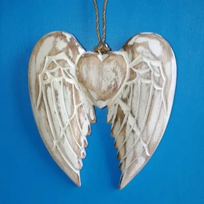 ​Asa de Anjo em Madeira de Bali - Símbolo de Proteção e Conexão Espiritual​: Traga a serenidade e a conexão angelical da Ilha dos Deuses, Bali (Indonésia), para o seu lar ou altar. Esta magnífica Asa de Anjo em Madeira é uma peça de artesanato esotérico que irradia paz e vigilância espiritual.​ ✨ O Poder da Asa de Anjo​: Mais do que uma simples decoração espiritual, a asa de anjo é um poderoso símbolo universal na espiritualidade:​ Proteção Angelical: Representa a presença e o abraço do seu Anjo da Guarda, oferecendo proteção contra energias negativas e guiando o seu caminho.​ Ascensão Espiritual: Simboliza a liberdade da alma, a capacidade de elevar-se acima das preocupações terrenas e a busca pela iluminação.​ Paz e Conforto: A sua forma graciosa traz uma sensação imediata de paz interior e conforto, lembrando-o da assistência divina constante.​ Artesanato Autêntico e Significativo​: Cada peça é esculpida manualmente (Feita à Mão em Bali) por artesãos balineses, herdeiros de uma tradição que infunde a arte com profundo respeito pela natureza e pelo divino. A madeira exótica de alta qualidade confere à peça um toque natural e terroso, perfeito para ambientes de meditação e cura energética.​ Detalhes para o seu Espaço Sagrado:​ Origem: Bali, Indonésia (Artesanato Autêntico)​. Material: Madeira esculpida​. Significado: Proteção Espiritual, Ascensão e Presença Angelical.​ Uso Ideal: ​ALTAR PESSOAL OU DE UM ESPAÇO, Parede de Decoração Esotérica, Espaços de Meditação e Yoga.​ Adquira esta escultura sagrada e sinta a energia de Bali e a presença protetora dos Anjos da Guarda a envolver o seu ​​local/casa.