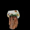 Peça de arte em Vidro Reciclado Colorido e Madeira de Bali: Uma Fusão Natural e Única Descubra a magia da natureza e do fogo capturada numa só peça! Apresentamos uma espetacular escultura composta por vidro colorido e fundido em madeira que é uma verdadeira obra de arte artesanal de Bali. Esta criação única é o resultado de um processo manual fascinante: o vidro reciclado é fundido e moldado enquanto quente para se adaptar perfeitamente à forma orgânica da madeira natural (frequentemente madeira de teca ou gamal). O resultado é uma justaposição hipnotizante de texturas — a suavidade do vidro derretido contrasta com o calor rústico da madeira. Artesanato Genuíno de Bali: Cada peça é feita à mão por talentosos artesãos na Indonésia. O processo garante que não existem duas peças iguais. Design Único e Orgânico: O vidro flui livremente sobre a madeira, criando um recipiente ou arranjo escultural exclusivo que se adapta perfeitamente a qualquer estilo de decoração — do rústico ao moderno ou Zen. Tamanho Médio Versátil: Ideal como centro de mesa, porta velas, terrário para suculentas, ou simplesmente como um objeto de decoração por si só. Sustentabilidade: Uma peça ecológica, que utiliza vidro reciclado e madeira local de origem sustentável. Porquê Comprar Esta Peça? Esta não é apenas uma peça de decoração; é um pedaço da Alma de Bali. Ao adquirir esta escultura, está a levar para casa um objeto que celebra a imperfeição natural e o génio criativo humano. É a escolha perfeita para quem procura um presente original e com significado! Não perca a oportunidade de possuir esta fusão hipnotizante de elementos naturais. Devido à sua natureza artesanal e exclusiva, o stock é limitado.