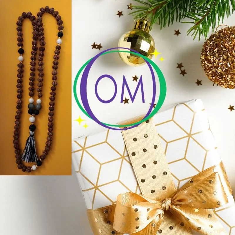 Colar Mala de Bali Artesanal  | Confiança | Feito à Mão Apresentamos um autêntico Colar Mala de Bali, uma peça de artesanato que transcende a simples beleza. Este colar, tradicionalmente conhecido como Japa Mala, é mais do que um acessório étnico; é um poderoso amuleto de confiança e uma ferramenta ancestral para qualquer prática de meditação, yoga na entoação das Mantras e mindfulness. Cada Mala contém as místicas 108 contas, um número que simboliza a totalidade da vida e a conexão entre o corpo, a mente e o espírito. O Mala da Confiança representa os cinco elementos clássicos: Terra (Prithvi/Bhumi), com estabilidade e conexão com as raízes. Água (Jala/Varuna) com fluidez, emoções e intuição. Fogo (Agni/Tejas) – com energia, transformação e força interior. Ar (Vayu/Pavan) com movimento, liberdade e clareza mental. Éter (Akasha) com espiritualidade, expansão e conexão universaAcredita-se que a harmonização destas energias contribui para um equilíbrio físico, mental e espiritual, promovendo confiança e bem-estar. Significado e Propósito (Confiança): O uso de um colar Mala ajuda a focar a mente e a intenção. Ao deslizar os dedos por cada uma das [Normalmente 108] contas, pode recitar um mantra ou afirmação. Este colar específico foi concebido para fortalecer a confiança e a determinação, servindo como um lembrete físico do seu poder interior e resiliência. Especificações Principais: Autenticidade Balinesa: Produto genuíno de artesanato da Indonésia, refletindo a tradição espiritual local. Feito à Mão: Cada nó e cada montagem são realizados manualmente com precisão e cuidado, garantindo durabilidade e uma textura tátil agradável. Design Boho-Chic: Combina a funcionalidade espiritual com um estilo boho e zen, perfeito para uso diário como um colar longo ou enrolado no pulso como pulseira. Amuletos e Talismãs: Um acessório carregado de significado, ideal para quem valoriza joalharia com propósito e acessórios artesanais.Ideal Para: Praticantes de meditação e yoga. Quem procura um acessório simbólico para aumentar a confiança e a clareza mental. Amantes de decoração étnica e estilo natural. Presentes originais e cheias de significado! Detalhes do Produto: Nome do Produto: Colar Mala de Bali - Confiança Origem: Bali, Indonésia Nota: As propriedades metafísicas atribuídas às pedras ou sementes são baseadas em crenças culturais e práticas espirituais. Cada Mala é único, podendo haver ligeiras variações de cor e tamanho.