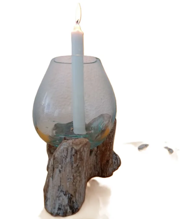 Peça em Vidro Fundido em Madeira, de Bali | Peça Artesanal Média | Decoração Única Preparada/o para ter uma bela peça de artesanato Balinês? Artesanato Genuíno de Bali: Cada artigo é feito à mão por mestres artesãos na Indonésia, garantindo autenticidade e apoio à comunidade local. Design Rústico Chic: A combinação da madeira branca com o vidro transparente oferece um visual Shabby Chic, costeiro ou Zen que ilumina qualquer espaço. Versatilidade Decorativa: De tamanho médio, esta peça é ideal como um centro de mesa elegante, como porta - vela,  um terrário para suculentas ou simplesmente como uma escultura decorativa por si só. Sustentabilidade e Compra Consciente: Utilizamos vidro reciclado e madeira local, numa abordagem ecológica e amiga do ambiente. Ponto Focal de Luz: O vidro incolor capta e reflete a luz, criando um efeito visual deslumbrante em qualquer divisão. Porquê Comprar Esta Peça Única? Esta não é apenas uma peça de decoração, é um convite à calma e uma celebração da beleza natural e imperfeita. É a escolha perfeita para quem procura um presente original e de bom gosto, ou para adicionar um toque de sofisticação artesanal à sua própria casa​, local de trabalho, lar de férias. O stock destas peças é naturalmente limitado devido ao processo de criação manual e exclusivo. Garanta já a sua! Não perca a oportunidade de possuir esta fusão ​l​indíssima de elementos naturais e design costeiro! Adicione esta Peça Exclusiva de Vidro e Madeira à Sua Decoração!  https://lojaom.pt/?post_type=product&p=718&preview=true ​ ​Explore a nossa http://www.lojaom.pt  para mais artigos de decoração étnica, artigos esotéricos e arte balinesa!