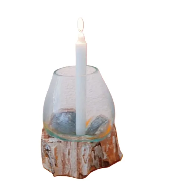 Peça em Vidro Fundido em Madeira, de Bali | Peça Artesanal Média | Decoração Única Preparada/o para ter uma bela peça de artesanato Balinês? Artesanato Genuíno de Bali: Cada artigo é feito à mão por mestres artesãos na Indonésia, garantindo autenticidade e apoio à comunidade local. Design Rústico Chic: A combinação da madeira branca com o vidro transparente oferece um visual Shabby Chic, costeiro ou Zen que ilumina qualquer espaço. Versatilidade Decorativa: De tamanho médio, esta peça é ideal como um centro de mesa elegante, como porta - vela,  um terrário para suculentas ou simplesmente como uma escultura decorativa por si só. Sustentabilidade e Compra Consciente: Utilizamos vidro reciclado e madeira local, numa abordagem ecológica e amiga do ambiente. Ponto Focal de Luz: O vidro incolor capta e reflete a luz, criando um efeito visual deslumbrante em qualquer divisão. Porquê Comprar Esta Peça Única? Esta não é apenas uma peça de decoração, é um convite à calma e uma celebração da beleza natural e imperfeita. É a escolha perfeita para quem procura um presente original e de bom gosto, ou para adicionar um toque de sofisticação artesanal à sua própria casa​, local de trabalho, lar de férias. O stock destas peças é naturalmente limitado devido ao processo de criação manual e exclusivo. Garanta já a sua! Não perca a oportunidade de possuir esta fusão ​l​indíssima de elementos naturais e design costeiro! Adicione esta Peça Exclusiva de Vidro e Madeira à Sua Decoração!  https://lojaom.pt/?post_type=product&p=718&preview=true ​ ​Explore a nossa http://www.lojaom.pt  para mais artigos de decoração étnica, artigos esotéricos e arte balinesa!
