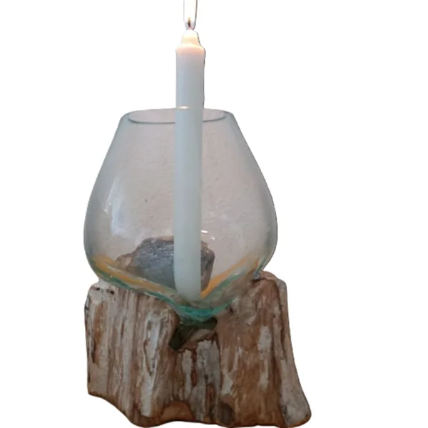 Peça em Vidro Fundido em Madeira, de Bali | Peça Artesanal Média | Decoração Única Preparada/o para ter uma bela peça de artesanato Balinês? Artesanato Genuíno de Bali: Cada artigo é feito à mão por mestres artesãos na Indonésia, garantindo autenticidade e apoio à comunidade local. Design Rústico Chic: A combinação da madeira branca com o vidro transparente oferece um visual Shabby Chic, costeiro ou Zen que ilumina qualquer espaço. Versatilidade Decorativa: De tamanho médio, esta peça é ideal como um centro de mesa elegante, como porta - vela,  um terrário para suculentas ou simplesmente como uma escultura decorativa por si só. Sustentabilidade e Compra Consciente: Utilizamos vidro reciclado e madeira local, numa abordagem ecológica e amiga do ambiente. Ponto Focal de Luz: O vidro incolor capta e reflete a luz, criando um efeito visual deslumbrante em qualquer divisão. Porquê Comprar Esta Peça Única? Esta não é apenas uma peça de decoração, é um convite à calma e uma celebração da beleza natural e imperfeita. É a escolha perfeita para quem procura um presente original e de bom gosto, ou para adicionar um toque de sofisticação artesanal à sua própria casa​, local de trabalho, lar de férias. O stock destas peças é naturalmente limitado devido ao processo de criação manual e exclusivo. Garanta já a sua! Não perca a oportunidade de possuir esta fusão ​l​indíssima de elementos naturais e design costeiro! Adicione esta Peça Exclusiva de Vidro e Madeira à Sua Decoração!  https://lojaom.pt/?post_type=product&p=718&preview=true ​ ​Explore a nossa http://www.lojaom.pt  para mais artigos de decoração étnica, artigos esotéricos e arte balinesa!