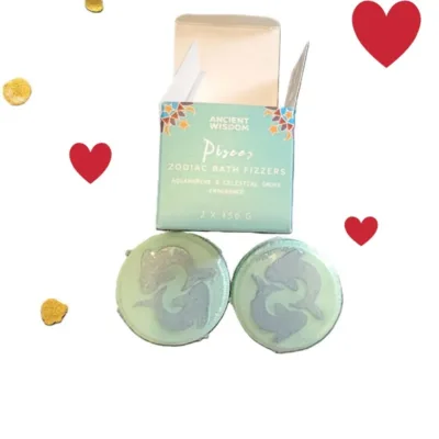 Mergulhe na Magia - Bombas para Banho do Zodíaco: Peixes As notas de topo de Limão, Bergamota e Pimenta Rosa proporcionam um início fresco e vibrante. As notas de coração de Violeta, Jasmim e Patchouli trazem uma suavidade floral e terrosa. Por fim, as notas de base de Tonka, Camurça, Âmbar, Almíscar e Baunilha criam uma base quente e envolvente, equilibrando a fragrância de forma sublime.Com a presença da fragrância de cristal de Água-marinha e Fumo Celestial, estas bombas para banho oferecem um toque de equilíbrio e harmonia.Por que escolher a Bomba para Banho de Peixes?As pessoas Piscianas são regidos pelo elemento Água e pelos planetas Júpiter (astrologia tradicional) e por Neptuno (astrologia moderna). Para elas, o banho não é apenas higiene — é uma purificação emocional, energética e espiritual!Este produto foi criado a pensar nessas necessidades específicas:Fragrância Envolvente: Notas olfativas que evocam a calma do oceano e a serenidade dos sonhos, perfeitas para acalmar o sensível coração de uma/um Peixes.Ingredientes de Alta Qualidade: Fabricada no Reino Unido, garantindo padrões rigorosos de produção e ingredientes amigos da pele.Estética Mística: Com cores que remetem para as profundezas marinhas, transforma a água do banho num cenário digno de um conto de fadas esotérico.Presente  Ideal: Seja no aniversário ou para um mimo de autocuidado, estas bombas para banho são o presente personalizado para o signo de Peixes, que qualquer fã de astrologia deseja!Benefícios do Ritual do Banho para PeixesLimpeza Energética: Ideal para descarregar as energias acumuladas durante o dia.Conexão Espiritual: O momento perfeito para meditar e visualizar os seus desejos.Hidratação e Bem-Estar: Deixa a pele macia enquanto os óleos essenciais relaxam os músculos.Dica Esotérica: Acenda uma vela branca e coloque uma música suave enquanto a sua Bomba para Banho de Peixes efervesce! Deixe que a magia do zodíaco cuide de si.Garanta a sua agora!Não deixe para amanhã o relaxamento que as estrelas reservaram para si hoje. Como os artigos  esotéricos são produzidos em lotes selecionados, o stock é limitado.Adicione ao carrinho e sinta a influência de Júpiter e Neptuno transformar o seu banho num santuário de paz e harmonia!