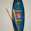O Equilíbrio Perfeito entre Arte e Espiritualidade: Este não é apenas um lindo porta-incensos, é um objeto de decoração zen desenhado para elevar a vibração do seu altar ou espaço de meditação. O detalhe central da mandala esmaltada não só embeleza o ambiente, como serve de foco visual para práticas de concentração e alinhamento energético. Porquê escolher este Suporte de Incensos de Madeira de Manga? Autenticidade Handmade: Por ser um artigo feito à mão, cada suporte possui veios e detalhes únicos na madeira, garantindo que terá uma peça exclusiva no mundo! Sustentabilidade: A madeira de manga é reconhecida pela sua durabilidade e por ser uma escolha amiga do ambiente no mundo do artesanato esotérico. Design Funcional: O formato longo é ideal para recolher as cinzas das varetas de incenso de forma limpa e segura, protegendo os seus móveis. Pode queimar duas varetas de incensos em simultâneo. Estética Boho-Chic: O acabamento esmaltado vibrante contrasta com o rústico da madeira, adaptando-se perfeitamente a qualquer estilo de decoração mística. Ideal para os seus Rituais de Bem-Estar Seja para uma sessão de Yoga, uma limpeza com Palo Santo ou simplesmente para perfumar a casa, este suporte é o acessório essencial! A simbologia da Mandala no centro ajuda a irradiar harmonia e equilíbrio, tornando as suas práticas de limpeza energética muito mais profundas. Dica Espiritual: Utilize este suporte no seu cantinho de leitura ou trabalho para manter a energia fluida e o foco elevado através da aromaterapia. Especificações: Material: Madeira de Manga de alta qualidade com detalhe esmaltado. Origem: Importado da Índia (Trabalho artesanal). Uso: Compatível com incensos em vareta tradicionais. Não deixe jamais a sua energia estagnar! Traga um pedaço da sabedoria Indiana para o seu lar e sinta a diferença da vibração energética no seu ambiente. Adicionar ao carrinho