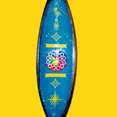 O Equilíbrio Perfeito entre Arte e Espiritualidade: Este não é apenas um lindo porta-incensos, é um objeto de decoração zen desenhado para elevar a vibração do seu altar ou espaço de meditação. O detalhe central da mandala esmaltada não só embeleza o ambiente, como serve de foco visual para práticas de concentração e alinhamento energético. Porquê escolher este Suporte de Incensos de Madeira de Manga? Autenticidade Handmade: Por ser um artigo feito à mão, cada suporte possui veios e detalhes únicos na madeira, garantindo que terá uma peça exclusiva no mundo! Sustentabilidade: A madeira de manga é reconhecida pela sua durabilidade e por ser uma escolha amiga do ambiente no mundo do artesanato esotérico. Design Funcional: O formato longo é ideal para recolher as cinzas das varetas de incenso de forma limpa e segura, protegendo os seus móveis. Pode queimar duas varetas de incensos em simultâneo. Estética Boho-Chic: O acabamento esmaltado vibrante contrasta com o rústico da madeira, adaptando-se perfeitamente a qualquer estilo de decoração mística. Ideal para os seus Rituais de Bem-Estar Seja para uma sessão de Yoga, uma limpeza com Palo Santo ou simplesmente para perfumar a casa, este suporte é o acessório essencial! A simbologia da Mandala no centro ajuda a irradiar harmonia e equilíbrio, tornando as suas práticas de limpeza energética muito mais profundas. Dica Espiritual: Utilize este suporte no seu cantinho de leitura ou trabalho para manter a energia fluida e o foco elevado através da aromaterapia. Especificações: Material: Madeira de Manga de alta qualidade com detalhe esmaltado. Origem: Importado da Índia (Trabalho artesanal). Uso: Compatível com incensos em vareta tradicionais. Não deixe jamais a sua energia estagnar! Traga um pedaço da sabedoria Indiana para o seu lar e sinta a diferença da vibração energética no seu ambiente. Adicionar ao carrinho