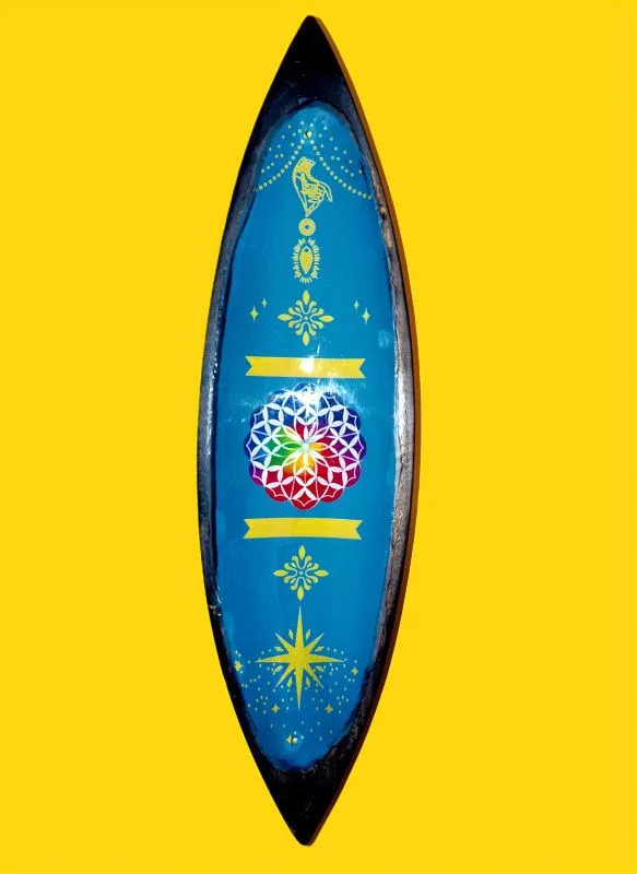 O Equilíbrio Perfeito entre Arte e Espiritualidade: Este não é apenas um lindo porta-incensos, é um objeto de decoração zen desenhado para elevar a vibração do seu altar ou espaço de meditação. O detalhe central da mandala esmaltada não só embeleza o ambiente, como serve de foco visual para práticas de concentração e alinhamento energético. Porquê escolher este Suporte de Incensos de Madeira de Manga? Autenticidade Handmade: Por ser um artigo feito à mão, cada suporte possui veios e detalhes únicos na madeira, garantindo que terá uma peça exclusiva no mundo! Sustentabilidade: A madeira de manga é reconhecida pela sua durabilidade e por ser uma escolha amiga do ambiente no mundo do artesanato esotérico. Design Funcional: O formato longo é ideal para recolher as cinzas das varetas de incenso de forma limpa e segura, protegendo os seus móveis. Pode queimar duas varetas de incensos em simultâneo. Estética Boho-Chic: O acabamento esmaltado vibrante contrasta com o rústico da madeira, adaptando-se perfeitamente a qualquer estilo de decoração mística. Ideal para os seus Rituais de Bem-Estar Seja para uma sessão de Yoga, uma limpeza com Palo Santo ou simplesmente para perfumar a casa, este suporte é o acessório essencial! A simbologia da Mandala no centro ajuda a irradiar harmonia e equilíbrio, tornando as suas práticas de limpeza energética muito mais profundas. Dica Espiritual: Utilize este suporte no seu cantinho de leitura ou trabalho para manter a energia fluida e o foco elevado através da aromaterapia. Especificações: Material: Madeira de Manga de alta qualidade com detalhe esmaltado. Origem: Importado da Índia (Trabalho artesanal). Uso: Compatível com incensos em vareta tradicionais. Não deixe jamais a sua energia estagnar! Traga um pedaço da sabedoria Indiana para o seu lar e sinta a diferença da vibração energética no seu ambiente. Adicionar ao carrinho