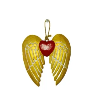 Asas de Anjo Douradas unidas com um Coração: Artesanato de Bali Se procura um artigo que combine o brilho do sagrado com a autenticidade do artesanato ancestral, esta peça é a escolha perfeita para pendurar junto do seu altar ou no espaço de meditação ou decorar uma divisão do seu lar. Porquê escolher as Asas de Anjo Douradas de Bali? Artesanato Autêntico: Cada peça é esculpida individualmente em Bali, carregando a vibração positiva e a dedicação dos mestres artesãos indonésios. Simbolismo Poderoso: O coração centralizado entre as asas representa o acolhimento, a cura emocional e a presença constante dos guias espirituais na sua vida. Acabamento Dourado Luxuoso: O tom dourado simboliza a iluminação e a energia solar, atraindo prosperidade e luz para qualquer divisão do seu lar. Peça Exclusiva: Por ser um produto feito à mão, cada unidade possui detalhes únicos, garantindo que terá uma peça de arte esotérica irrepetível! Benefícios no seu Espaço: Proteção Espiritual: Ideal para colocar à entrada da casa ou no quarto, criando uma barreira de harmonia. Foco em Meditação: Utilize a imagem das asas para se conectar com o seu anjo da guarda ou Eu superior. Presente com Significado: Uma excelente sugestão de presente para quem atravessa momentos de mudança ou precisa de um lembrete de que nunca está só! Características: Material: Madeira de Albásia/ Tinta dourada/Tinta vermelha/Cordel de fibra natural. Origem: Bali, Indonésia (Comércio Justo). Estilo: Boho-Chic / Esotérico / Espiritual. Traga a magia de Bali para a sua vida! Sinta a proteção e o amor fluírem no ambiente do seu lar com este artigo esotérico decorativo único.
