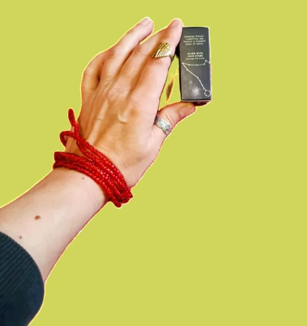 Óleo de Fragrância do Zodíaco: Peixes – A Essência da Serenidade MísticaO Óleo de Fragrância do Zodíaco: Peixes é uma ode olfativa ao signo mais intuitivo, empático e sonhador do zodíaco! Criado especialmente para quem procura alinhar a energia do seu espaço, dos seus corpos, com as vibrações do cosmos, este óleo de alta qualidade é o complemento perfeito para os seus rituais de Autocuidado e AutoAmor.Versatilidade e Qualidade (UK Made)Este não é apenas mais um aroma! Produzido com rigor no Reino Unido (UK), o nosso óleo de fragrância segue os mais altos padrões de pureza, garantindo um aroma duradouro e autêntico. É um artigo versátil para qualquer entusiasta do esoterismo ou misticismo:Queimadores de Óleo e Difusores: Adicione algumas gotas à água para uma atmosfera mágica imediata.Artesanato Esotérico: Ideal para perfumar as suas próprias velas artesanais, sabonetes ou potpourri.Presente Místico: Uma escolha ideal para quem celebra os aniversários com o sol em Peixes (18/19 de fevereiro a 19/20 de março) ou para quem tem Peixes forte no mapa astrológico Natal. OU para se conectar a esta energia serena de Peixes, quando o sol navega por estas águas Piscinianas (pf ver datas acima, neste parágrafo) Deve escolher a Fragrância de Peixes da lojaom.pt:Os nativos de Peixes são conhecidos pela sua ligação espiritual e natureza artística! Este óleo foi formulado para capturar essa essência fluida e etérea. Com notas delicadas que evocam a calma do oceano e a doçura dos sonhos, ele ajuda a:Promover a Intuição: Ideal para usar durante a meditação  ou práticas/terapias energéticas ou leituras de Tarot/ Oráculos.Criar um Refúgio de Paz: Transforma qualquer divisão num templo ativador de relaxamento, após um dia longo. Transforme  e Ative a sua Vibração Energética para outro nível:Deixe-se envolver pela aura mística de Peixes e traga a magia do último signo do zodíaco para o seu lar! Depois de Peixes, o oceno do amor incondicional, do "todos somos UM", da intuição empática por tudo e todos, o recolhimento necessário para a Primavera surgir, com o seguimento do zodáco para o signo seguinte: Carneiro. O ano novo astrológico celebra-se no dia em que o sol entra nos zero graus do signo de Carneiro.Dica Esotérica: Utilize este óleo à noite, enquanto visualiza os seus sonhos a tornarem-se realidade! A energia/arquétipo de Peixes governa o subconsciente, e este aroma é a chave para abrir essa porta.  Descubra o Óleo de Fragrância do Zodíaco: Peixes: Produzido no Reino Unido, este aroma místico é ideal para meditação, velas artesanais, práticas/terapias energéticas e rituais de relaxamento. Compre agora!  