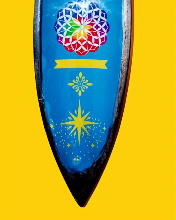 O Equilíbrio Perfeito entre Arte e Espiritualidade: Este não é apenas um lindo porta-incensos, é um objeto de decoração zen desenhado para elevar a vibração do seu altar ou espaço de meditação. O detalhe central da mandala esmaltada não só embeleza o ambiente, como serve de foco visual para práticas de concentração e alinhamento energético. Porquê escolher este Suporte de Incensos de Madeira de Manga? Autenticidade Handmade: Por ser um artigo feito à mão, cada suporte possui veios e detalhes únicos na madeira, garantindo que terá uma peça exclusiva no mundo! Sustentabilidade: A madeira de manga é reconhecida pela sua durabilidade e por ser uma escolha amiga do ambiente no mundo do artesanato esotérico. Design Funcional: O formato longo é ideal para recolher as cinzas das varetas de incenso de forma limpa e segura, protegendo os seus móveis. Pode queimar duas varetas de incensos em simultâneo. Estética Boho-Chic: O acabamento esmaltado vibrante contrasta com o rústico da madeira, adaptando-se perfeitamente a qualquer estilo de decoração mística. Ideal para os seus Rituais de Bem-Estar Seja para uma sessão de Yoga, uma limpeza com Palo Santo ou simplesmente para perfumar a casa, este suporte é o acessório essencial! A simbologia da Mandala no centro ajuda a irradiar harmonia e equilíbrio, tornando as suas práticas de limpeza energética muito mais profundas. Dica Espiritual: Utilize este suporte no seu cantinho de leitura ou trabalho para manter a energia fluida e o foco elevado através da aromaterapia. Especificações: Material: Madeira de Manga de alta qualidade com detalhe esmaltado. Origem: Importado da Índia (Trabalho artesanal). Uso: Compatível com incensos em vareta tradicionais. Não deixe jamais a sua energia estagnar! Traga um pedaço da sabedoria Indiana para o seu lar e sinta a diferença da vibração energética no seu ambiente. Adicionar ao carrinho