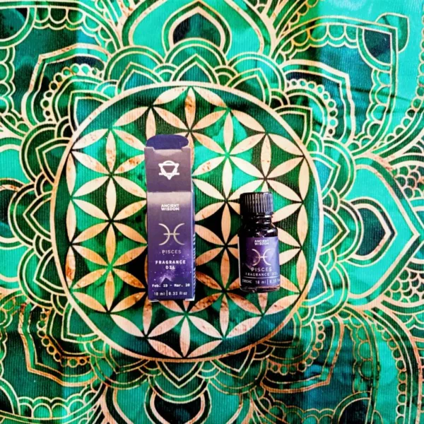 Óleo de Fragrância do Zodíaco: Peixes – A Essência da Serenidade MísticaO Óleo de Fragrância do Zodíaco: Peixes é uma ode olfativa ao signo mais intuitivo, empático e sonhador do zodíaco! Criado especialmente para quem procura alinhar a energia do seu espaço, dos seus corpos, com as vibrações do cosmos, este óleo de alta qualidade é o complemento perfeito para os seus rituais de Autocuidado e AutoAmor.Versatilidade e Qualidade (UK Made)Este não é apenas mais um aroma! Produzido com rigor no Reino Unido (UK), o nosso óleo de fragrância segue os mais altos padrões de pureza, garantindo um aroma duradouro e autêntico. É um artigo versátil para qualquer entusiasta do esoterismo ou misticismo:Queimadores de Óleo e Difusores: Adicione algumas gotas à água para uma atmosfera mágica imediata.Artesanato Esotérico: Ideal para perfumar as suas próprias velas artesanais, sabonetes ou potpourri.Presente Místico: Uma escolha ideal para quem celebra os aniversários com o sol em Peixes (18/19 de fevereiro a 19/20 de março) ou para quem tem Peixes forte no mapa astrológico Natal. OU para se conectar a esta energia serena de Peixes, quando o sol navega por estas águas Piscinianas (pf ver datas acima, neste parágrafo) Deve escolher a Fragrância de Peixes da lojaom.pt:Os nativos de Peixes são conhecidos pela sua ligação espiritual e natureza artística! Este óleo foi formulado para capturar essa essência fluida e etérea. Com notas delicadas que evocam a calma do oceano e a doçura dos sonhos, ele ajuda a:Promover a Intuição: Ideal para usar durante a meditação  ou práticas/terapias energéticas ou leituras de Tarot/ Oráculos.Criar um Refúgio de Paz: Transforma qualquer divisão num templo ativador de relaxamento, após um dia longo. Transforme  e Ative a sua Vibração Energética para outro nível:Deixe-se envolver pela aura mística de Peixes e traga a magia do último signo do zodíaco para o seu lar! Depois de Peixes, o oceno do amor incondicional, do "todos somos UM", da intuição empática por tudo e todos, o recolhimento necessário para a Primavera surgir, com o seguimento do zodáco para o signo seguinte: Carneiro. O ano novo astrológico celebra-se no dia em que o sol entra nos zero graus do signo de Carneiro.Dica Esotérica: Utilize este óleo à noite, enquanto visualiza os seus sonhos a tornarem-se realidade! A energia/arquétipo de Peixes governa o subconsciente, e este aroma é a chave para abrir essa porta.  Descubra o Óleo de Fragrância do Zodíaco: Peixes: Produzido no Reino Unido, este aroma místico é ideal para meditação, velas artesanais, práticas/terapias energéticas e rituais de relaxamento. Compre agora!  