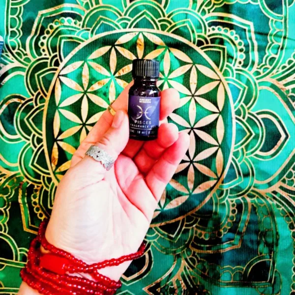 Óleo de Fragrância do Zodíaco: Peixes – A Essência da Serenidade MísticaO Óleo de Fragrância do Zodíaco: Peixes é uma ode olfativa ao signo mais intuitivo, empático e sonhador do zodíaco! Criado especialmente para quem procura alinhar a energia do seu espaço, dos seus corpos, com as vibrações do cosmos, este óleo de alta qualidade é o complemento perfeito para os seus rituais de Autocuidado e AutoAmor.Versatilidade e Qualidade (UK Made)Este não é apenas mais um aroma! Produzido com rigor no Reino Unido (UK), o nosso óleo de fragrância segue os mais altos padrões de pureza, garantindo um aroma duradouro e autêntico. É um artigo versátil para qualquer entusiasta do esoterismo ou misticismo:Queimadores de Óleo e Difusores: Adicione algumas gotas à água para uma atmosfera mágica imediata.Artesanato Esotérico: Ideal para perfumar as suas próprias velas artesanais, sabonetes ou potpourri.Presente Místico: Uma escolha ideal para quem celebra os aniversários com o sol em Peixes (18/19 de fevereiro a 19/20 de março) ou para quem tem Peixes forte no mapa astrológico Natal. OU para se conectar a esta energia serena de Peixes, quando o sol navega por estas águas Piscinianas (pf ver datas acima, neste parágrafo) Deve escolher a Fragrância de Peixes da lojaom.pt:Os nativos de Peixes são conhecidos pela sua ligação espiritual e natureza artística! Este óleo foi formulado para capturar essa essência fluida e etérea. Com notas delicadas que evocam a calma do oceano e a doçura dos sonhos, ele ajuda a:Promover a Intuição: Ideal para usar durante a meditação  ou práticas/terapias energéticas ou leituras de Tarot/ Oráculos.Criar um Refúgio de Paz: Transforma qualquer divisão num templo ativador de relaxamento, após um dia longo. Transforme  e Ative a sua Vibração Energética para outro nível:Deixe-se envolver pela aura mística de Peixes e traga a magia do último signo do zodíaco para o seu lar! Depois de Peixes, o oceno do amor incondicional, do "todos somos UM", da intuição empática por tudo e todos, o recolhimento necessário para a Primavera surgir, com o seguimento do zodáco para o signo seguinte: Carneiro. O ano novo astrológico celebra-se no dia em que o sol entra nos zero graus do signo de Carneiro.Dica Esotérica: Utilize este óleo à noite, enquanto visualiza os seus sonhos a tornarem-se realidade! A energia/arquétipo de Peixes governa o subconsciente, e este aroma é a chave para abrir essa porta.  Descubra o Óleo de Fragrância do Zodíaco: Peixes: Produzido no Reino Unido, este aroma místico é ideal para meditação, velas artesanais, práticas/terapias energéticas e rituais de relaxamento. Compre agora!  