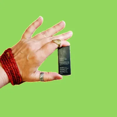 Óleo de Fragrância do Zodíaco: Peixes – A Essência da Serenidade MísticaO Óleo de Fragrância do Zodíaco: Peixes é uma ode olfativa ao signo mais intuitivo, empático e sonhador do zodíaco! Criado especialmente para quem procura alinhar a energia do seu espaço, dos seus corpos, com as vibrações do cosmos, este óleo de alta qualidade é o complemento perfeito para os seus rituais de Autocuidado e AutoAmor.Versatilidade e Qualidade (UK Made)Este não é apenas mais um aroma! Produzido com rigor no Reino Unido (UK), o nosso óleo de fragrância segue os mais altos padrões de pureza, garantindo um aroma duradouro e autêntico. É um artigo versátil para qualquer entusiasta do esoterismo ou misticismo:Queimadores de Óleo e Difusores: Adicione algumas gotas à água para uma atmosfera mágica imediata.Artesanato Esotérico: Ideal para perfumar as suas próprias velas artesanais, sabonetes ou potpourri.Presente Místico: Uma escolha ideal para quem celebra os aniversários com o sol em Peixes (18/19 de fevereiro a 19/20 de março) ou para quem tem Peixes forte no mapa astrológico Natal. OU para se conectar a esta energia serena de Peixes, quando o sol navega por estas águas Piscinianas (pf ver datas acima, neste parágrafo) Deve escolher a Fragrância de Peixes da lojaom.pt:Os nativos de Peixes são conhecidos pela sua ligação espiritual e natureza artística! Este óleo foi formulado para capturar essa essência fluida e etérea. Com notas delicadas que evocam a calma do oceano e a doçura dos sonhos, ele ajuda a:Promover a Intuição: Ideal para usar durante a meditação  ou práticas/terapias energéticas ou leituras de Tarot/ Oráculos.Criar um Refúgio de Paz: Transforma qualquer divisão num templo ativador de relaxamento, após um dia longo. Transforme  e Ative a sua Vibração Energética para outro nível:Deixe-se envolver pela aura mística de Peixes e traga a magia do último signo do zodíaco para o seu lar! Depois de Peixes, o oceno do amor incondicional, do "todos somos UM", da intuição empática por tudo e todos, o recolhimento necessário para a Primavera surgir, com o seguimento do zodáco para o signo seguinte: Carneiro. O ano novo astrológico celebra-se no dia em que o sol entra nos zero graus do signo de Carneiro.Dica Esotérica: Utilize este óleo à noite, enquanto visualiza os seus sonhos a tornarem-se realidade! A energia/arquétipo de Peixes governa o subconsciente, e este aroma é a chave para abrir essa porta.  Descubra o Óleo de Fragrância do Zodíaco: Peixes: Produzido no Reino Unido, este aroma místico é ideal para meditação, velas artesanais, práticas/terapias energéticas e rituais de relaxamento. Compre agora!  