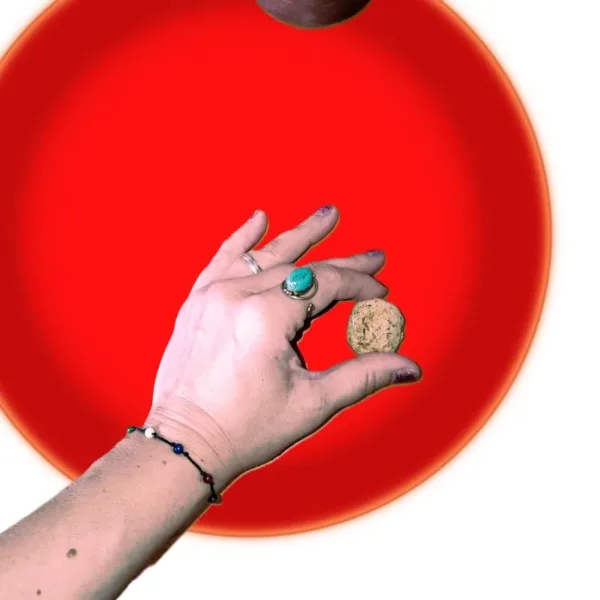 Incenso Bombinhas de Palo Santo: Limpeza Energética Profunda (da Argentina)Procura uma forma rápida e ativadora de Purificação do seu Lar e/ou a sua Energia? O Incenso Bombinhas de Palo Santo é a solução ancestral para quem procura uma limpeza energética imediata! Um verdadeiro ativador da sua Limpeza Energética! Produzidas artesanalmente na Argentina, estas bombinhas de defumação concentram  o aroma Sagrado do Palo Santo numa forma prática e eficaz. Cada embalagem contém 4 bombinhas, desfrute da purificação energética e promova a proteção da sua energia!O Poder Sagrado do Palo Santo em Formato de "Bombinha" Diferente das varetas comuns, as bombinhas de defumação são criadas com serradura de autentico Palo Santo e aglutinantes naturais. Ao serem acendidas, libertam um fumo denso e purificador que:Afasta Energias Negativas: Limpa a "carga" pesada de ambientes, objetos e da própria aura.Ativa a Abundância e a Calma: O aroma doce e amadeirado do Palo Santo é conhecido por elevar a vibração energética.Ideal para Limpezas Energéticas Rápidas: Não precisa de carvão vegetal! Basta acender a bombinha e deixá-la atuar no seu suporte de cerâmica ou metal.Artesanato da Argentina: Tradição e Ética:Cada bombinha é feita à mão por artesãos na Argentina, respeitando os ciclos da natureza e a colheita sustentável desta madeira sagrada! Ao escolher este produto, está a apoiar o artesanato autêntico e a garantir que recebe um incenso de elevada pureza e sem aditivos químicos nocivos.Como utilizar as Bombinhas de Palo Santo?É simples, extremamente ativador e ritualístico:Coloque a bombinha num recipiente resistente ao calor.Acenda um dos lados da bombinha, com um fósforo ou isqueiro e deixe a chama arder por alguns segundos.Sopre suavemente e deixe o fumo branco circular pelo espaço, focando-se na sua intenção de limpeza energética.*********Dica Ativadora da Energia: Perfeito para usar em segundas-feiras (para começar a semana com energia renovada) ou após visitas e limpezas domésticas profundas.*** Ative a Proteção da Energia do Seu Lar!*****Sinta a diferença de um ambiente espiritualmente limpo! Estas bombinhas são um dos artigos mais vendidos pela sua eficácia comprovada.