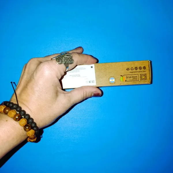 Incenso Bombinhas de Palo Santo: Limpeza Energética Profunda (da Argentina)Procura uma forma rápida e ativadora de Purificação do seu Lar e/ou a sua Energia? O Incenso Bombinhas de Palo Santo é a solução ancestral para quem procura uma limpeza energética imediata! Um verdadeiro ativador da sua Limpeza Energética! Produzidas artesanalmente na Argentina, estas bombinhas de defumação concentram  o aroma Sagrado do Palo Santo numa forma prática e eficaz. Cada embalagem contém 4 bombinhas, desfrute da purificação energética e promova a proteção da sua energia!O Poder Sagrado do Palo Santo em Formato de "Bombinha" Diferente das varetas comuns, as bombinhas de defumação são criadas com serradura de autentico Palo Santo e aglutinantes naturais. Ao serem acendidas, libertam um fumo denso e purificador que:Afasta Energias Negativas: Limpa a "carga" pesada de ambientes, objetos e da própria aura.Ativa a Abundância e a Calma: O aroma doce e amadeirado do Palo Santo é conhecido por elevar a vibração energética.Ideal para Limpezas Energéticas Rápidas: Não precisa de carvão vegetal! Basta acender a bombinha e deixá-la atuar no seu suporte de cerâmica ou metal.Artesanato da Argentina: Tradição e Ética:Cada bombinha é feita à mão por artesãos na Argentina, respeitando os ciclos da natureza e a colheita sustentável desta madeira sagrada! Ao escolher este produto, está a apoiar o artesanato autêntico e a garantir que recebe um incenso de elevada pureza e sem aditivos químicos nocivos.Como utilizar as Bombinhas de Palo Santo?É simples, extremamente ativador e ritualístico:Coloque a bombinha num recipiente resistente ao calor.Acenda um dos lados da bombinha, com um fósforo ou isqueiro e deixe a chama arder por alguns segundos.Sopre suavemente e deixe o fumo branco circular pelo espaço, focando-se na sua intenção de limpeza energética.*********Dica Ativadora da Energia: Perfeito para usar em segundas-feiras (para começar a semana com energia renovada) ou após visitas e limpezas domésticas profundas.*** Ative a Proteção da Energia do Seu Lar!*****Sinta a diferença de um ambiente espiritualmente limpo! Estas bombinhas são um dos artigos mais vendidos pela sua eficácia comprovada.