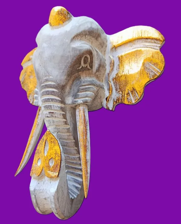 Escultura de Ganesha em Madeira de Bali - Destruidor de Obstáculos e Prosperidade:Uma peça verdadeiramente exclusiva, esculpida manualmente nas ilhas sagradas de Bali, Indonésia, para infundir o seu espaço com a energia ancestral da superação e do sucesso. Esta deslumbrante Cabeça de Ganesha não é apenas uma obra de arte; é um poderoso ativador esotérico imbuído da sabedoria e força do Divino. Artesanato Sagrado e Simbolismo Cromático: Artesanato Autêntico Balinês: Escultura Ganesha em madeira de Albásia, trabalhada com detalhe artesanal por mestres de Bali, garantindo uma peça única e de alta vibração.Significado das Cores: Dourado Vibrante: Simboliza a riqueza espiritual, a prosperidade e a iluminação.Cinzento Sóbrio: Evoca a estabilidade, a sabedoria e a matéria-prima da criação.Equilíbrio: Juntas, estas cores representam a harmonia essencial entre o material e o espiritual. Ganesha: O Destruidor de Obstáculos:Ganesha (ou Ganesh), o Deus com cabeça de elefante do panteão Hindu, é universalmente venerado como o Vigneshwara – O Destruidor de Obstáculos.Ao adquirir esta imagem sagrada, está a convocar para a sua vida os seguintes poderes: Sucesso e Novos Começos: Ganesha é a divindade invocada para iniciar projetos, empreendimentos ou qualquer nova jornada espiritual, garantindo um caminho auspicioso e livre de impedimentos. Força Pessoal: Invoca a coragem inabalável para romper com padrões antigos, avançar no caminho da evolução e enfrentar desafios com determinação. Prosperidade e Sabedoria: A sua presença atrai a abundância e a sabedoria divina.Coloque esta peça de decoração esotérica num local de destaque – no seu altar hindu, escritório ou na entrada de sua casa – e sinta o fluxo da energia desimpedida guiar os seus passos em direção à concretização dos seus objetivos e sonhos.Leve para casa a magia de Bali e o poder de Ganesha. Uma peça única para quem procura força, coragem e sucesso na vida.