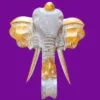 Escultura de Ganesha em Madeira de Bali - Destruidor de Obstáculos e Prosperidade:Uma peça verdadeiramente exclusiva, esculpida manualmente nas ilhas sagradas de Bali, Indonésia, para infundir o seu espaço com a energia ancestral da superação e do sucesso. Esta deslumbrante Cabeça de Ganesha não é apenas uma obra de arte; é um poderoso ativador esotérico imbuído da sabedoria e força do Divino. Artesanato Sagrado e Simbolismo Cromático: Artesanato Autêntico Balinês: Escultura Ganesha em madeira de Albásia, trabalhada com detalhe artesanal por mestres de Bali, garantindo uma peça única e de alta vibração.Significado das Cores: Dourado Vibrante: Simboliza a riqueza espiritual, a prosperidade e a iluminação.Cinzento Sóbrio: Evoca a estabilidade, a sabedoria e a matéria-prima da criação.Equilíbrio: Juntas, estas cores representam a harmonia essencial entre o material e o espiritual. Ganesha: O Destruidor de Obstáculos:Ganesha (ou Ganesh), o Deus com cabeça de elefante do panteão Hindu, é universalmente venerado como o Vigneshwara – O Destruidor de Obstáculos.Ao adquirir esta imagem sagrada, está a convocar para a sua vida os seguintes poderes: Sucesso e Novos Começos: Ganesha é a divindade invocada para iniciar projetos, empreendimentos ou qualquer nova jornada espiritual, garantindo um caminho auspicioso e livre de impedimentos. Força Pessoal: Invoca a coragem inabalável para romper com padrões antigos, avançar no caminho da evolução e enfrentar desafios com determinação. Prosperidade e Sabedoria: A sua presença atrai a abundância e a sabedoria divina.Coloque esta peça de decoração esotérica num local de destaque – no seu altar hindu, escritório ou na entrada de sua casa – e sinta o fluxo da energia desimpedida guiar os seus passos em direção à concretização dos seus objetivos e sonhos.Leve para casa a magia de Bali e o poder de Ganesha. Uma peça única para quem procura força, coragem e sucesso na vida.