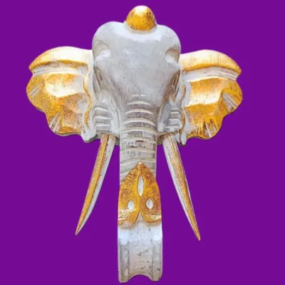 Escultura de Ganesha em Madeira de Bali - Destruidor de Obstáculos e Prosperidade:Uma peça verdadeiramente exclusiva, esculpida manualmente nas ilhas sagradas de Bali, Indonésia, para infundir o seu espaço com a energia ancestral da superação e do sucesso. Esta deslumbrante Cabeça de Ganesha não é apenas uma obra de arte; é um poderoso ativador esotérico imbuído da sabedoria e força do Divino. Artesanato Sagrado e Simbolismo Cromático: Artesanato Autêntico Balinês: Escultura Ganesha em madeira de Albásia, trabalhada com detalhe artesanal por mestres de Bali, garantindo uma peça única e de alta vibração.Significado das Cores: Dourado Vibrante: Simboliza a riqueza espiritual, a prosperidade e a iluminação.Cinzento Sóbrio: Evoca a estabilidade, a sabedoria e a matéria-prima da criação.Equilíbrio: Juntas, estas cores representam a harmonia essencial entre o material e o espiritual. Ganesha: O Destruidor de Obstáculos:Ganesha (ou Ganesh), o Deus com cabeça de elefante do panteão Hindu, é universalmente venerado como o Vigneshwara – O Destruidor de Obstáculos.Ao adquirir esta imagem sagrada, está a convocar para a sua vida os seguintes poderes: Sucesso e Novos Começos: Ganesha é a divindade invocada para iniciar projetos, empreendimentos ou qualquer nova jornada espiritual, garantindo um caminho auspicioso e livre de impedimentos. Força Pessoal: Invoca a coragem inabalável para romper com padrões antigos, avançar no caminho da evolução e enfrentar desafios com determinação. Prosperidade e Sabedoria: A sua presença atrai a abundância e a sabedoria divina.Coloque esta peça de decoração esotérica num local de destaque – no seu altar hindu, escritório ou na entrada de sua casa – e sinta o fluxo da energia desimpedida guiar os seus passos em direção à concretização dos seus objetivos e sonhos.Leve para casa a magia de Bali e o poder de Ganesha. Uma peça única para quem procura força, coragem e sucesso na vida.