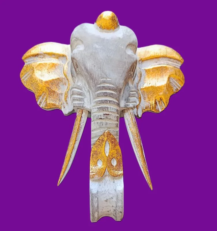 Escultura de Ganesha em Madeira de Bali - Destruidor de Obstáculos e Prosperidade:Uma peça verdadeiramente exclusiva, esculpida manualmente nas ilhas sagradas de Bali, Indonésia, para infundir o seu espaço com a energia ancestral da superação e do sucesso. Esta deslumbrante Cabeça de Ganesha não é apenas uma obra de arte; é um poderoso ativador esotérico imbuído da sabedoria e força do Divino. Artesanato Sagrado e Simbolismo Cromático: Artesanato Autêntico Balinês: Escultura Ganesha em madeira de Albásia, trabalhada com detalhe artesanal por mestres de Bali, garantindo uma peça única e de alta vibração.Significado das Cores: Dourado Vibrante: Simboliza a riqueza espiritual, a prosperidade e a iluminação.Cinzento Sóbrio: Evoca a estabilidade, a sabedoria e a matéria-prima da criação.Equilíbrio: Juntas, estas cores representam a harmonia essencial entre o material e o espiritual. Ganesha: O Destruidor de Obstáculos:Ganesha (ou Ganesh), o Deus com cabeça de elefante do panteão Hindu, é universalmente venerado como o Vigneshwara – O Destruidor de Obstáculos.Ao adquirir esta imagem sagrada, está a convocar para a sua vida os seguintes poderes: Sucesso e Novos Começos: Ganesha é a divindade invocada para iniciar projetos, empreendimentos ou qualquer nova jornada espiritual, garantindo um caminho auspicioso e livre de impedimentos. Força Pessoal: Invoca a coragem inabalável para romper com padrões antigos, avançar no caminho da evolução e enfrentar desafios com determinação. Prosperidade e Sabedoria: A sua presença atrai a abundância e a sabedoria divina.Coloque esta peça de decoração esotérica num local de destaque – no seu altar hindu, escritório ou na entrada de sua casa – e sinta o fluxo da energia desimpedida guiar os seus passos em direção à concretização dos seus objetivos e sonhos.Leve para casa a magia de Bali e o poder de Ganesha. Uma peça única para quem procura força, coragem e sucesso na vida.