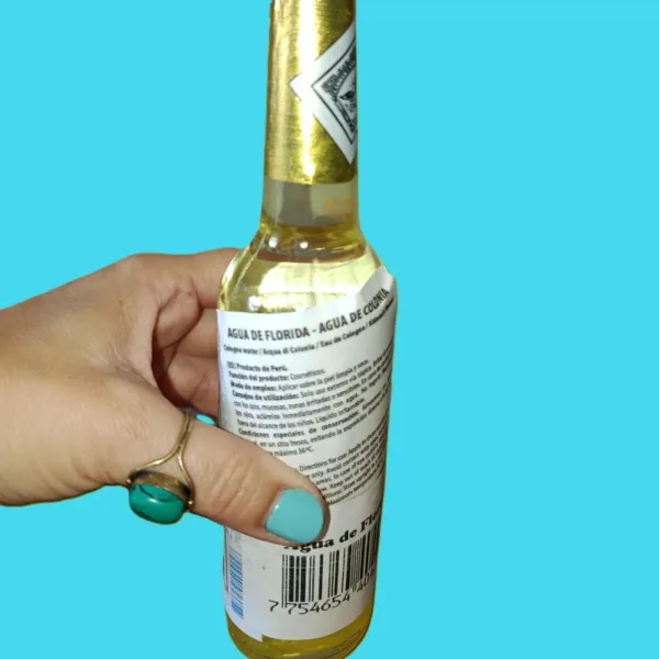 Água Florida do Peru (Murray & Lanman): Um Ativador da Limpeza Energética Procura limpeza e proteção energética? A Água Florida Original do Peru é o segredo mais bem guardado do xamanismo Andino! Com a sua fragrância cítrica e floral inconfundível, esta água Florida de 270ml é uma Poderosa Ativadora para purificar o corpo, a mente e a Alma!Água Florida de Murray & Lanman é a Escolha de Eleição!A versão desta água Florida de Murray & Lanman (Peru) é formulada com extratos naturais de flores e ervas, conferindo-lhe uma vibração energética elevada! É amplamente reconhecida pelas suas propriedades mágicas e terapêuticas:Limpeza Energética Profunda: Ideal para descarregar energias densas de ambientes, objetos ou da aura pessoal.Proteção Energética: Cria um escudo de vibração e afasta energias negativas.Equilíbrio Emocional: O seu aroma refrescante ajuda a reduzir o stress, a ansiedade e a fadiga mental.Abertura de Caminhos: Frequentemente usada em rituais para atrair sorte, sucesso e novas oportunidades.Como utilizar a Água Florida:A versatilidade deste artigo esotérico é imensa! Aqui ficam algumas sugestões:Limpeza de Cristais e Amuletos: Limpe as suas pedras e o seu Suporte de Incenso Meia-Lua (COLOCAR LINK) ou o Suporte de Incensos Esmaltado, principal motivo "Mandala" (COLOCAR LINK) com um pano humedecido em Água Florida para renovar a sua energia.Banhos de Descarga: Adicione algumas gotas à água do seu banho de imersão, para sensações de leveza e pureza energéticas.Purificação do Lar: Coloque um pouco de Água Florida num pulverizador e espalhe pelos cantos do seu lar para purificar de energias densas e assim elevar a vibração energéticaOferenda e Altar: Coloque uma pequena taça com Água Florida no seu altar (perto da imagem de Ganesha ou da sua Rosa de Jericó) para atrair espíritos guias e harmonia. Sinta a Pureza dos Andes na sua Casa: A verdadeira Água Florida do Peru é o toque final que falta na sua rotina energética! Garanta já o seu frasco de 270ml e sinta a renovação imediata que só Murray & Lanman podem oferecer!Dica para Ativar Intensamente a sua Proteção Energética: Este produto é o par perfeito para as Bombinhas de Palo Santo. Depois de limpar o espaço com o fumo (elemento Ar/Fogo), a Água Florida finaliza a harmonização com o elemento Água!Adicione ao seu carrinho: Água Florida do Peru Original – Proteção Energética Garantida