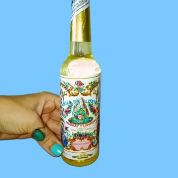 Água Florida do Peru (Murray & Lanman): Um Ativador da Limpeza Energética Procura limpeza e proteção energética? A Água Florida Original do Peru é o segredo mais bem guardado do xamanismo Andino! Com a sua fragrância cítrica e floral inconfundível, esta água Florida de 270ml é uma Poderosa Ativadora para purificar o corpo, a mente e a Alma!Água Florida de Murray & Lanman é a Escolha de Eleição!A versão desta água Florida de Murray & Lanman (Peru) é formulada com extratos naturais de flores e ervas, conferindo-lhe uma vibração energética elevada! É amplamente reconhecida pelas suas propriedades mágicas e terapêuticas:Limpeza Energética Profunda: Ideal para descarregar energias densas de ambientes, objetos ou da aura pessoal.Proteção Energética: Cria um escudo de vibração e afasta energias negativas.Equilíbrio Emocional: O seu aroma refrescante ajuda a reduzir o stress, a ansiedade e a fadiga mental.Abertura de Caminhos: Frequentemente usada em rituais para atrair sorte, sucesso e novas oportunidades.Como utilizar a Água Florida:A versatilidade deste artigo esotérico é imensa! Aqui ficam algumas sugestões:Limpeza de Cristais e Amuletos: Limpe as suas pedras e o seu Suporte de Incenso Meia-Lua (COLOCAR LINK) ou o Suporte de Incensos Esmaltado, principal motivo "Mandala" (COLOCAR LINK) com um pano humedecido em Água Florida para renovar a sua energia.Banhos de Descarga: Adicione algumas gotas à água do seu banho de imersão, para sensações de leveza e pureza energéticas.Purificação do Lar: Coloque um pouco de Água Florida num pulverizador e espalhe pelos cantos do seu lar para purificar de energias densas e assim elevar a vibração energéticaOferenda e Altar: Coloque uma pequena taça com Água Florida no seu altar (perto da imagem de Ganesha ou da sua Rosa de Jericó) para atrair espíritos guias e harmonia. Sinta a Pureza dos Andes na sua Casa: A verdadeira Água Florida do Peru é o toque final que falta na sua rotina energética! Garanta já o seu frasco de 270ml e sinta a renovação imediata que só Murray & Lanman podem oferecer!Dica para Ativar Intensamente a sua Proteção Energética: Este produto é o par perfeito para as Bombinhas de Palo Santo. Depois de limpar o espaço com o fumo (elemento Ar/Fogo), a Água Florida finaliza a harmonização com o elemento Água!Adicione ao seu carrinho: Água Florida do Peru Original – Proteção Energética Garantida