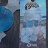Sino de Vento|Coco e Capiz: Estrelas Brancas e Círculos Azuis – Harmonia e Brisa Celestial Leve a melodia suave do oceano e a luz das estrelas para o seu Lar! O Sino de Vento feito de Coco e Capiz (proveniente de conchas), com o seu design encantador de estrelas brancas e círculos azuis, é a peça de artesanato perfeita para quem procura equilibrar as energias do ambiente com beleza e serenidade. A Beleza das Conchas Capiz e do Elemento Ar As conchas de Capiz (também conhecidas como madrepérola translúcida) são famosas pela sua delicadeza e pelo som cristalino que produzem ao tocar umas nas outras. Combinadas com a base natural de casca de coco em forma de estrela, este mensageiro do vento une os elementos Terra e Ar: Som Terapêutico: O tilintar suave ajuda a relaxar a mente, sendo ideal para espaços de meditação, yoga, terapias energéticas e/ou varandas/terraços. Símbolo das Estrelas: No esoterismo, a estrela representa a guia espiritual, a esperança e a luz na escuridão. As cores azul e branco evocam a paz, a pureza e a proteção do céu. Cura pelo Feng Shui: Os sinos de vento são ferramentas essenciais no Feng Shui para dissipar energias estagnadas (Chi negativo) e atrair fluxo vital positivo para a entrada do seu Lar. Artesanato Sustentável e Decorativo Cada peça é única, criada por artesãos na Indonésia, feita de casca do coco em forma de estrela de 5 pontas e a textura orgânica das conchas. Este não é apenas uma peça decorativa, é um artigo de artesanato que respeita a natureza: Decoração Versátil: Fica perfeito tanto em interiores (perto de janelas) como em áreas exteriores cobertas, criando um ponto focal de luz, som e cor. Cromoterapia: O azul suave promove a comunicação e a calma, enquanto o branco limpa a vibração do espaço. Presente com Intenção: Um presente maravilhoso para quem se mudou para uma casa nova ou precisa de um toque de tranquilidade no seu dia a dia. Especificações do Produto Materiais: Casca de coco natural e conchas Capiz genuínas. Design: Estrelas em tons de Azul e Branco. Uso: Interior e Exterior (protegido da chuva direta). Vibração: Paz, Guia Espiritual e Fluidez. ✨ Deixe a Energia Fluir no Seu Lar Preencha o seu lar com a melodia das estrelas e a proteção do mar. O Sino de Vento de Coco e Capiz é "aquele" toque especial que o seu lar merece. Dica Ativadora: Pendure o seu sino de vento perto de uma janela, ou da porta da sua varanda ou quintal para filtrar as energias que entram para dentro do seu Lar! Comprar Sino de Vento Estrelas – Traga a Harmonia para Casa