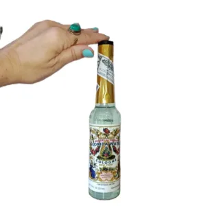 Água Florida Americana (Murray & Lanman) – 221ml: A Original desde 1808Descubra o segredo mais antigo da perfumaria esotérica! A Água Florida Americana da Murray & Lanman, no seu formato clássico de 221 ml, é a versão original fabricada nos Estados Unidos (Nova Iorque) que conquistou o mundo esotérico desde o século XIX. Com a mesma receita há mais de 200 anos, esta colónia é o padrão de ouro para quem procura proteção espiritual e sorte.O Fator Diferenciador da Versão Americana: História e PoderEnquanto a versão Peruana é focada no xamanismo, a Água Florida Americana é a escolha adequada para rituais/práticas de limpeza profunda, consagração de amuletos/objetos devocionais e harmonização de boas energias no dia-a-dia.Fragrância Inesquecível: Uma mistura cítrica fresca e revigorante que acalma os sentidos, harmoniza as energias e eleva a Alma!Limpeza: Utilize-a para limpar o seu Suporte de Incenso Esmaltado em Madeira de Manga (LINK) ou as suas jóias ou seus cristais/pedras ou superfícies de altares, removendo resíduos energéticos de rituais anteriores.Consagração de Amuletos: Salpique umas gotas nos seus cristais ou pulverize com esta Água, o seu talismã de Ganesha (LINK) para ativar todas as suas propriedades benéficas.Equilíbrio Pessoal: Use-a como colónia diária para manter a sua aura selada contra a inveja e o "mau-olhado", preservando a sua harmonia energética.Sugestões de UtilizaçãoProteção do Seu Lar: Misture um pouco de Água Florida Americana na água de limpeza do chão, para que o seu Lar se torne um retiro de paz e harmonia.Preparação de Velas: Unte as suas velas de ritual com esta água para potenciar as suas intenções!Ritual da Rosa de Jericó: Adicione uma gota desta Água Florida, à água onde repousa a sua Rosa de Jericó (LINK) para abençoar o processo de abertura da planta.Especificações do ProdutoVolume: 221 ml (Formato Clássico Americano).Origem: USA (Murray & Lanman, Nova Iorque ).Propósito: Limpeza espiritual, proteção, sorte e harmonia energética.Embalagem: Design vintage icónico que embeleza qualquer prateleira esotérica.DICA: Esta versão americana é frequentemente utilizada em banhos de descarrego, rituais de harmonização energética e práticas de recuperação energética. O Toque Clássico que a sua Espiritualidade MereceNão é apenas uma água perfumada:é uma Ativadora poderosa da sua limpeza e proteção energética com séculos de eficácia comprovada! Seja para purificar com o elemento Água o seu espaço após usar a Tocha de Sálvia Branca (elementos Fogo e Ar)>>incluir link do produto  ou para começar o dia com clareza mental, a Água Florida Americana é um item essencial!Adicionar ao Carrinho: Tradição e Proteção Americana!