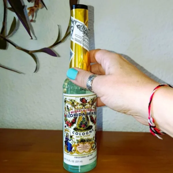 Água Florida Americana (Murray & Lanman) – 221ml: A Original desde 1808Descubra o segredo mais antigo da perfumaria esotérica! A Água Florida Americana da Murray & Lanman, no seu formato clássico de 221 ml, é a versão original fabricada nos Estados Unidos (Nova Iorque) que conquistou o mundo esotérico desde o século XIX. Com a mesma receita há mais de 200 anos, esta colónia é o padrão de ouro para quem procura proteção espiritual e sorte.O Fator Diferenciador da Versão Americana: História e PoderEnquanto a versão Peruana é focada no xamanismo, a Água Florida Americana é a escolha adequada para rituais/práticas de limpeza profunda, consagração de amuletos/objetos devocionais e harmonização de boas energias no dia-a-dia.Fragrância Inesquecível: Uma mistura cítrica fresca e revigorante que acalma os sentidos, harmoniza as energias e eleva a Alma!Limpeza: Utilize-a para limpar o seu Suporte de Incenso Esmaltado em Madeira de Manga (LINK) ou as suas jóias ou seus cristais/pedras ou superfícies de altares, removendo resíduos energéticos de rituais anteriores.Consagração de Amuletos: Salpique umas gotas nos seus cristais ou pulverize com esta Água, o seu talismã de Ganesha (LINK) para ativar todas as suas propriedades benéficas.Equilíbrio Pessoal: Use-a como colónia diária para manter a sua aura selada contra a inveja e o "mau-olhado", preservando a sua harmonia energética.Sugestões de UtilizaçãoProteção do Seu Lar: Misture um pouco de Água Florida Americana na água de limpeza do chão, para que o seu Lar se torne um retiro de paz e harmonia.Preparação de Velas: Unte as suas velas de ritual com esta água para potenciar as suas intenções!Ritual da Rosa de Jericó: Adicione uma gota desta Água Florida, à água onde repousa a sua Rosa de Jericó (LINK) para abençoar o processo de abertura da planta.Especificações do ProdutoVolume: 221 ml (Formato Clássico Americano).Origem: USA (Murray & Lanman, Nova Iorque ).Propósito: Limpeza espiritual, proteção, sorte e harmonia energética.Embalagem: Design vintage icónico que embeleza qualquer prateleira esotérica.DICA: Esta versão americana é frequentemente utilizada em banhos de descarrego, rituais de harmonização energética e práticas de recuperação energética. O Toque Clássico que a sua Espiritualidade MereceNão é apenas uma água perfumada:é uma Ativadora poderosa da sua limpeza e proteção energética com séculos de eficácia comprovada! Seja para purificar com o elemento Água o seu espaço após usar a Tocha de Sálvia Branca (elementos Fogo e Ar)>>incluir link do produto  ou para começar o dia com clareza mental, a Água Florida Americana é um item essencial!Adicionar ao Carrinho: Tradição e Proteção Americana!
