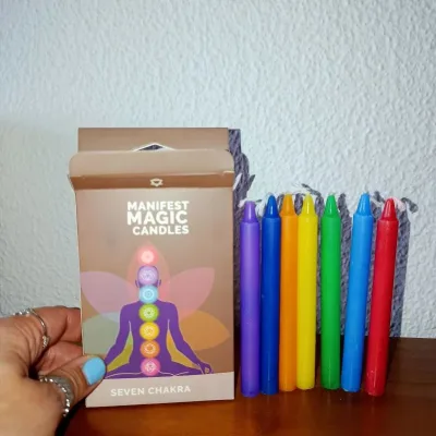 Velas Mágicas para Manifestação: 7 Chacras – Alinha a tua Energia Sentas-te para meditar, no entanto sentes a mente agitada? Queres manifestar os teus maiores desejos, porém parece que algo bloqueia o fluxo da tua vida? O "segredo" para uma manifestação eficiente começa no equilíbrio dos teus centros energéticos: os chacras!Apresentamo as Velas Mágicas para Manifestação: 7 Chacras, o elemento-chave que faltava para as tuas práticas de Autocuidado e/ou Terapias que facilitas. Criadas com cera de alta qualidade e fundidas com a intenção pura da magia natural, estas velas são a "professora" perfeita para quem procura equilíbrio espiritual, cura energética e poder de atração.Porquê escolher as Velas dos 7 Chacras?Cada vela deste conjunto foi cuidadosamente desenhada para ressoar com a frequência vibratória de um dos sete pontos energéticos principais do corpo. Ao acenderes uma destas velas mágicas para Manifestação, estás a abrir um portal de intenção focado: Chacra Raiz (Muladhara): Para segurança, estabilidade e enraizamento dos teus projetos. Chacra Sacro (Svadhisthana): Para potenciar a criatividade, paixão e a energia da cocriação. Chacra do Plexo Solar (Manipura): Para ativar o teu poder pessoal, autoconfiança e manifestação de prosperidade. Chacra do Coração (Anahata): Para abrir caminhos ao amor-próprio, compaixão e cura emocional. Chacra da Garganta (Vishuddha): Para melhorar a comunicação, expressão da verdade e poder da palavra.indigo Chacra do Terceiro Olho (Ajna): Para expandir a intuição, clarividência e sabedoria interior. Chacra da Coroa (Sahasrara): Para a conexão espiritual suprema e alinhamento com o Universo.Como usar as Velas de Manifestação nos teus Rituais EsotéricosNão precisas de ser um especialista em magia  natural para usufruíres dos benefícios destas velas de manifestação. Podes integrá-las facilmente na tua rotina de bem-estar:Meditação com Velas: Acende e contempla a vela correspondente ao chacra que sentes mais bloqueado durante a tua prática de mindfulness ou meditação.Rituais de Alinhamento: Acende as 7 velas em simultâneo (ou numa sequência de 7 dias) para uma limpeza energética profunda da tua aura e do teu espaço.Decretos de Manifestação: Escreve as tuas intenções num papel, coloca-o sob a vela respetiva e visualiza o teu desejo a realizar-se enquanto a chama arde, entregando aos elementos fogo e ar.Dica Holística: Como são artigos esotéricos feitos com intenção, estas velas potenciam a energia de cristais, incensos, escalda-pés e banhos de ervas que uses em simultâneo!Transforma a tua Realidade!O Universo responde à energia que emanas. Se estás pront@ para desbloquear o teu potencial máximo, afastar as energias negativas e atrair amor, saúde e prosperidade, este conjunto é para ti. [Garante já o teu conjunto de Velas Mágicas para Manifestação: 7 Chacras] e começa a concriar a vida que mereces!
