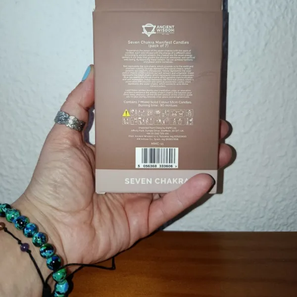 Velas Mágicas para Manifestação: 7 Chacras – Alinha a tua Energia Sentas-te para meditar, no entanto sentes a mente agitada? Queres manifestar os teus maiores desejos, porém parece que algo bloqueia o fluxo da tua vida? O "segredo" para uma manifestação eficiente começa no equilíbrio dos teus centros energéticos: os chacras!Apresentamo as Velas Mágicas para Manifestação: 7 Chacras, o elemento-chave que faltava para as tuas práticas de Autocuidado e/ou Terapias que facilitas. Criadas com cera de alta qualidade e fundidas com a intenção pura da magia natural, estas velas são a "professora" perfeita para quem procura equilíbrio espiritual, cura energética e poder de atração.Porquê escolher as Velas dos 7 Chacras?Cada vela deste conjunto foi cuidadosamente desenhada para ressoar com a frequência vibratória de um dos sete pontos energéticos principais do corpo. Ao acenderes uma destas velas mágicas para Manifestação, estás a abrir um portal de intenção focado: Chacra Raiz (Muladhara): Para segurança, estabilidade e enraizamento dos teus projetos. Chacra Sacro (Svadhisthana): Para potenciar a criatividade, paixão e a energia da cocriação. Chacra do Plexo Solar (Manipura): Para ativar o teu poder pessoal, autoconfiança e manifestação de prosperidade. Chacra do Coração (Anahata): Para abrir caminhos ao amor-próprio, compaixão e cura emocional. Chacra da Garganta (Vishuddha): Para melhorar a comunicação, expressão da verdade e poder da palavra.indigo Chacra do Terceiro Olho (Ajna): Para expandir a intuição, clarividência e sabedoria interior. Chacra da Coroa (Sahasrara): Para a conexão espiritual suprema e alinhamento com o Universo.Como usar as Velas de Manifestação nos teus Rituais EsotéricosNão precisas de ser um especialista em magia  natural para usufruíres dos benefícios destas velas de manifestação. Podes integrá-las facilmente na tua rotina de bem-estar:Meditação com Velas: Acende e contempla a vela correspondente ao chacra que sentes mais bloqueado durante a tua prática de mindfulness ou meditação.Rituais de Alinhamento: Acende as 7 velas em simultâneo (ou numa sequência de 7 dias) para uma limpeza energética profunda da tua aura e do teu espaço.Decretos de Manifestação: Escreve as tuas intenções num papel, coloca-o sob a vela respetiva e visualiza o teu desejo a realizar-se enquanto a chama arde, entregando aos elementos fogo e ar.Dica Holística: Como são artigos esotéricos feitos com intenção, estas velas potenciam a energia de cristais, incensos, escalda-pés e banhos de ervas que uses em simultâneo!Transforma a tua Realidade!O Universo responde à energia que emanas. Se estás pront@ para desbloquear o teu potencial máximo, afastar as energias negativas e atrair amor, saúde e prosperidade, este conjunto é para ti. [Garante já o teu conjunto de Velas Mágicas para Manifestação: 7 Chacras] e começa a concriar a vida que mereces!