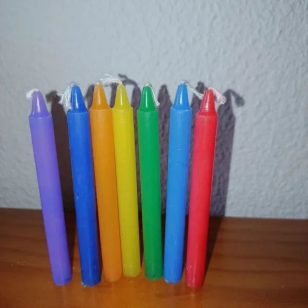 Velas Mágicas para Manifestação: 7 Chacras – Alinha a tua Energia Sentas-te para meditar, no entanto sentes a mente agitada? Queres manifestar os teus maiores desejos, porém parece que algo bloqueia o fluxo da tua vida? O "segredo" para uma manifestação eficiente começa no equilíbrio dos teus centros energéticos: os chacras!Apresentamo as Velas Mágicas para Manifestação: 7 Chacras, o elemento-chave que faltava para as tuas práticas de Autocuidado e/ou Terapias que facilitas. Criadas com cera de alta qualidade e fundidas com a intenção pura da magia natural, estas velas são a "professora" perfeita para quem procura equilíbrio espiritual, cura energética e poder de atração.Porquê escolher as Velas dos 7 Chacras?Cada vela deste conjunto foi cuidadosamente desenhada para ressoar com a frequência vibratória de um dos sete pontos energéticos principais do corpo. Ao acenderes uma destas velas mágicas para Manifestação, estás a abrir um portal de intenção focado: Chacra Raiz (Muladhara): Para segurança, estabilidade e enraizamento dos teus projetos. Chacra Sacro (Svadhisthana): Para potenciar a criatividade, paixão e a energia da cocriação. Chacra do Plexo Solar (Manipura): Para ativar o teu poder pessoal, autoconfiança e manifestação de prosperidade. Chacra do Coração (Anahata): Para abrir caminhos ao amor-próprio, compaixão e cura emocional. Chacra da Garganta (Vishuddha): Para melhorar a comunicação, expressão da verdade e poder da palavra.indigo Chacra do Terceiro Olho (Ajna): Para expandir a intuição, clarividência e sabedoria interior. Chacra da Coroa (Sahasrara): Para a conexão espiritual suprema e alinhamento com o Universo.Como usar as Velas de Manifestação nos teus Rituais EsotéricosNão precisas de ser um especialista em magia  natural para usufruíres dos benefícios destas velas de manifestação. Podes integrá-las facilmente na tua rotina de bem-estar:Meditação com Velas: Acende e contempla a vela correspondente ao chacra que sentes mais bloqueado durante a tua prática de mindfulness ou meditação.Rituais de Alinhamento: Acende as 7 velas em simultâneo (ou numa sequência de 7 dias) para uma limpeza energética profunda da tua aura e do teu espaço.Decretos de Manifestação: Escreve as tuas intenções num papel, coloca-o sob a vela respetiva e visualiza o teu desejo a realizar-se enquanto a chama arde, entregando aos elementos fogo e ar.Dica Holística: Como são artigos esotéricos feitos com intenção, estas velas potenciam a energia de cristais, incensos, escalda-pés e banhos de ervas que uses em simultâneo!Transforma a tua Realidade!O Universo responde à energia que emanas. Se estás pront@ para desbloquear o teu potencial máximo, afastar as energias negativas e atrair amor, saúde e prosperidade, este conjunto é para ti. [Garante já o teu conjunto de Velas Mágicas para Manifestação: 7 Chacras] e começa a concriar a vida que mereces!