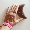 Suporte de Incenso em Madeira Meia-Lua: Constelação de Signos do Zodíaco: Caranguejo (Artesanato da Índia)Transforme o seu ritual de defumação numa experiência celestial. O nosso Suporte de Incenso em Madeira em forma de Meia-Lua é mais do que um acessório; é uma peça de arte mística, esculpida à mão por artesãos talentosos na Índia, capturando a essência espiritual de cada signo. A Magia Diferenciadora dos Detalhes: Constelação Incrustada em latão O grande diferencial deste artesanato reside na sua incrustação metálica detalhada, que desenha com precisão a Constelação de cada de Signo do Zodíaco  . Madeira de Manga - Alta Qualidade: Feito em madeira de Manga, durável com acabamento rústico e natural, que traz o elemento "Terra" para o seu altar ou seu espaço de meditação ou de práticas de Autocuidado e AutoAmor!Simbologia Esotérica: A união da Lua (emoções e subconsciente) com a constelação de de cada Signo do Zodíaco cria um amuleto poderoso para si! Um autêntico artesanato Ativador da sua Transformação Energética! Para quê usar este Suporte de Incensos da lojaom.pt? É o artigo ideal para: Rituais de Meditação: Queime o seu incenso favorito enquanto se conecta com as estrelas. Pode queimar 3 incensos em simultâneo, neste suporte meia lua para incensos. Decoração Esotérica: Uma peça que se destaca em qualquer prateleira, mesa, num espaço de ioga, meditação e/ou práticas energéticas. Presente com Significado: Surpreenda alguém especial com um  artesanato indiano autêntico que celebra a sua identidade astrológica! O Presente Perfeito para a Temporada de cada signo! Não se contente com o comum, cada suporte é único! Traga para o seu lar um pedaço do céu noturno e a tradição milenar da Índia, num artesanato feito segundo tradições ancestrais. Este suporte de incenso é o companheiro perfeito para os nossos Óleos de Fragrância do Zodíaco, criando uma sinergia completa de aroma e simbolismo. Compre o seu suporte meia-lua do seu signo solar ou lunar hoje mesmo!